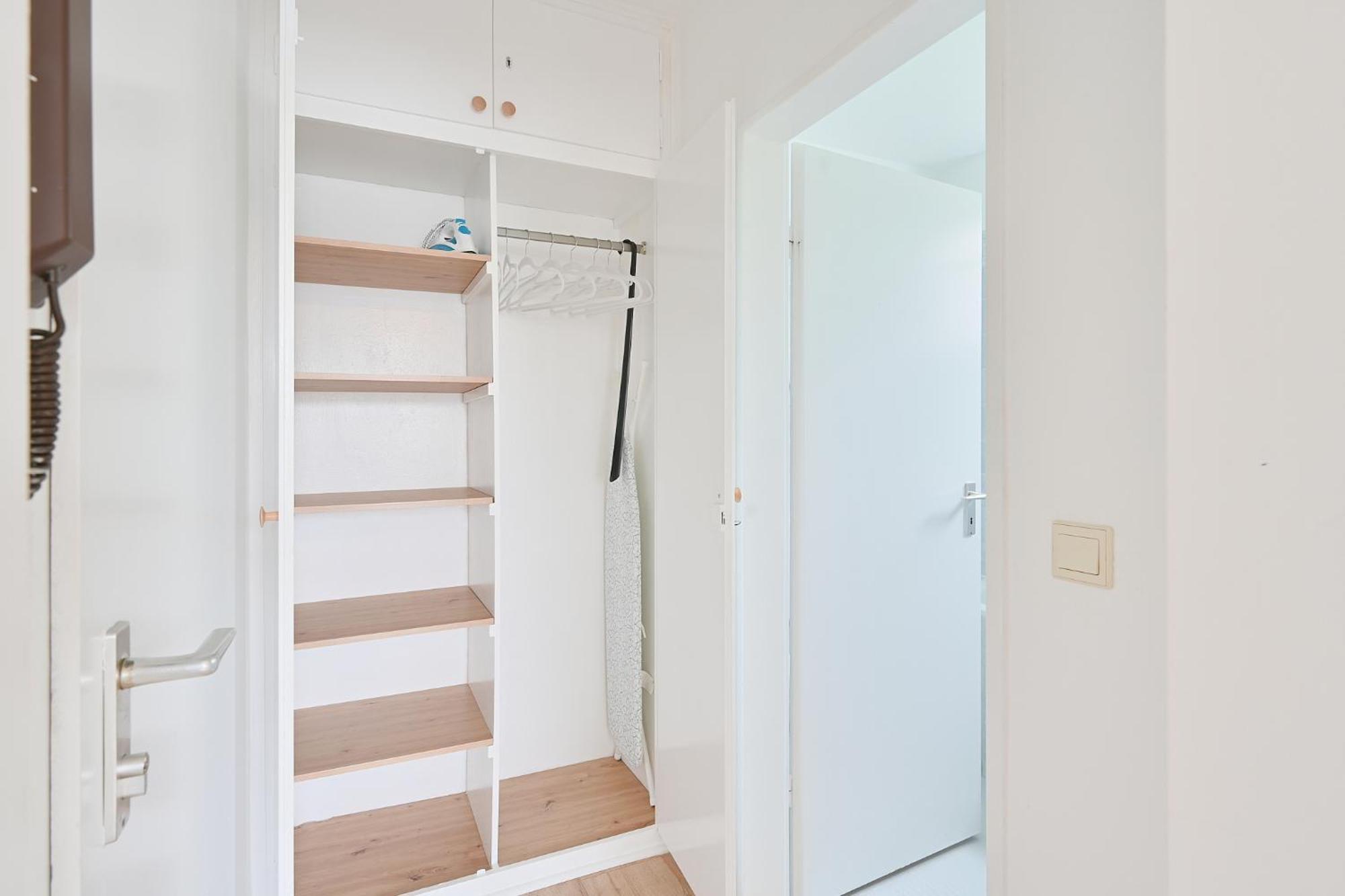 וופרטל Beautiful And Stylish 1-Bedroom With Kitchen And King Size Bed מראה חיצוני תמונה