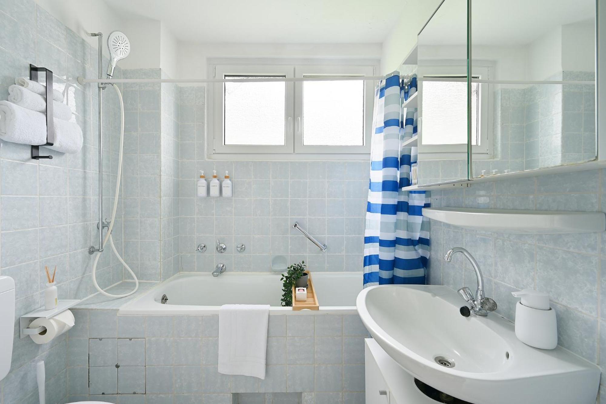 וופרטל Beautiful And Stylish 1-Bedroom With Kitchen And King Size Bed מראה חיצוני תמונה