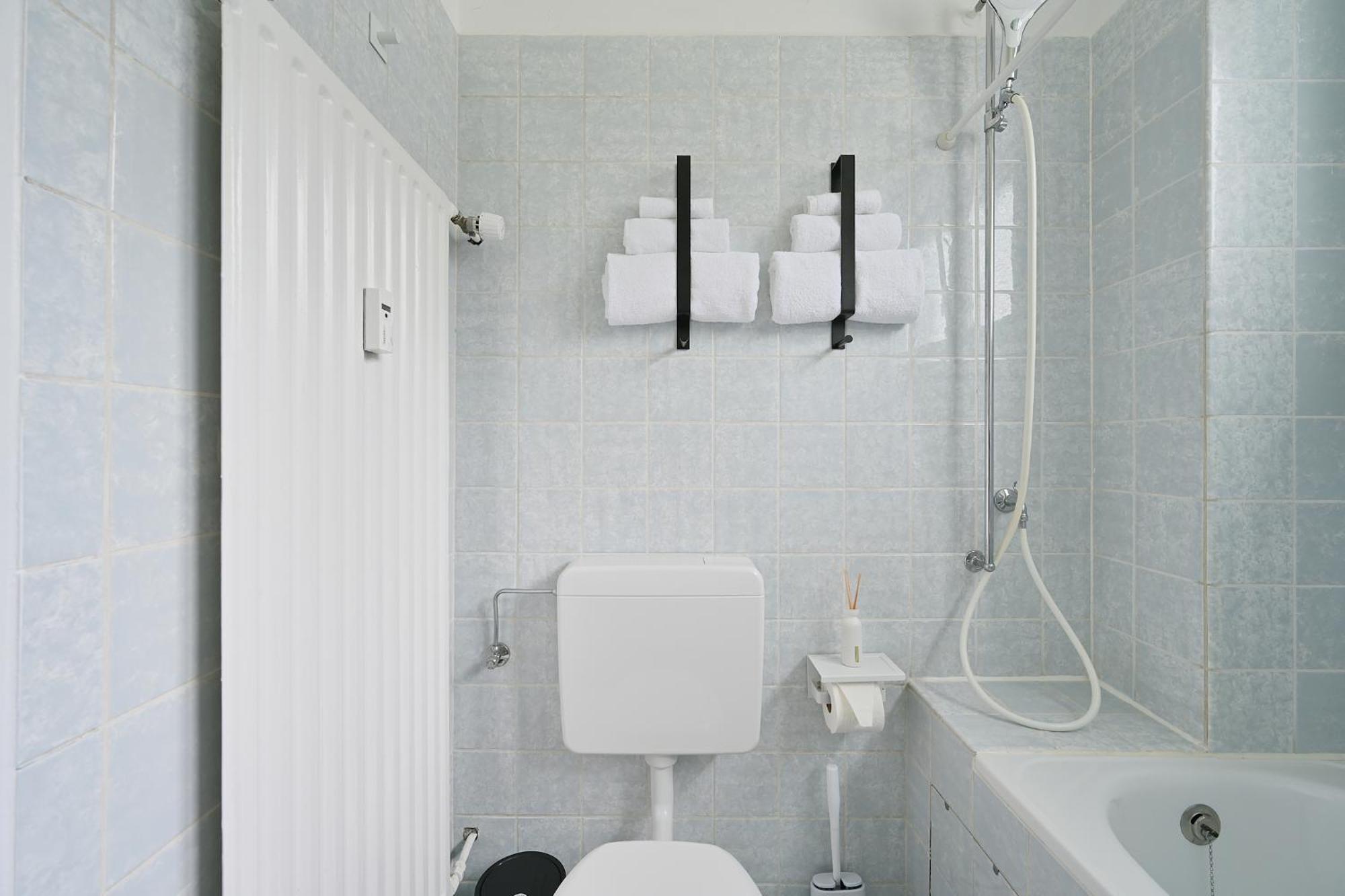 וופרטל Beautiful And Stylish 1-Bedroom With Kitchen And King Size Bed מראה חיצוני תמונה